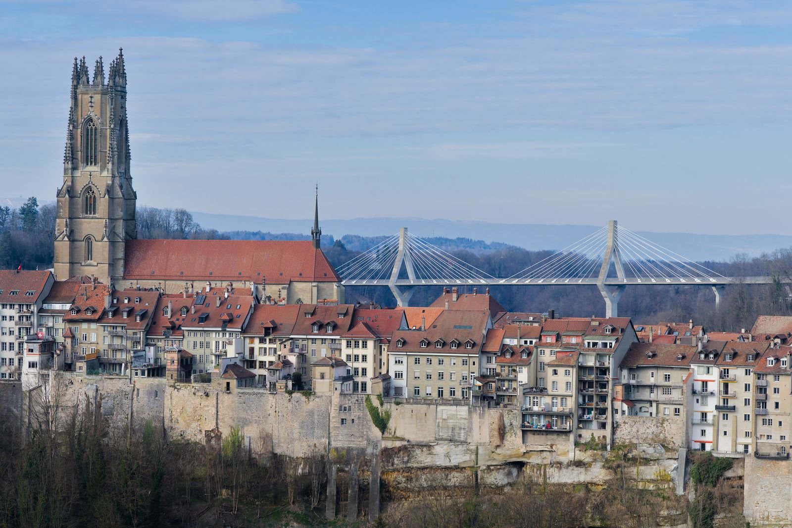 La cathédrale Saint-Nicolas de Fribourg et le pont de Poya