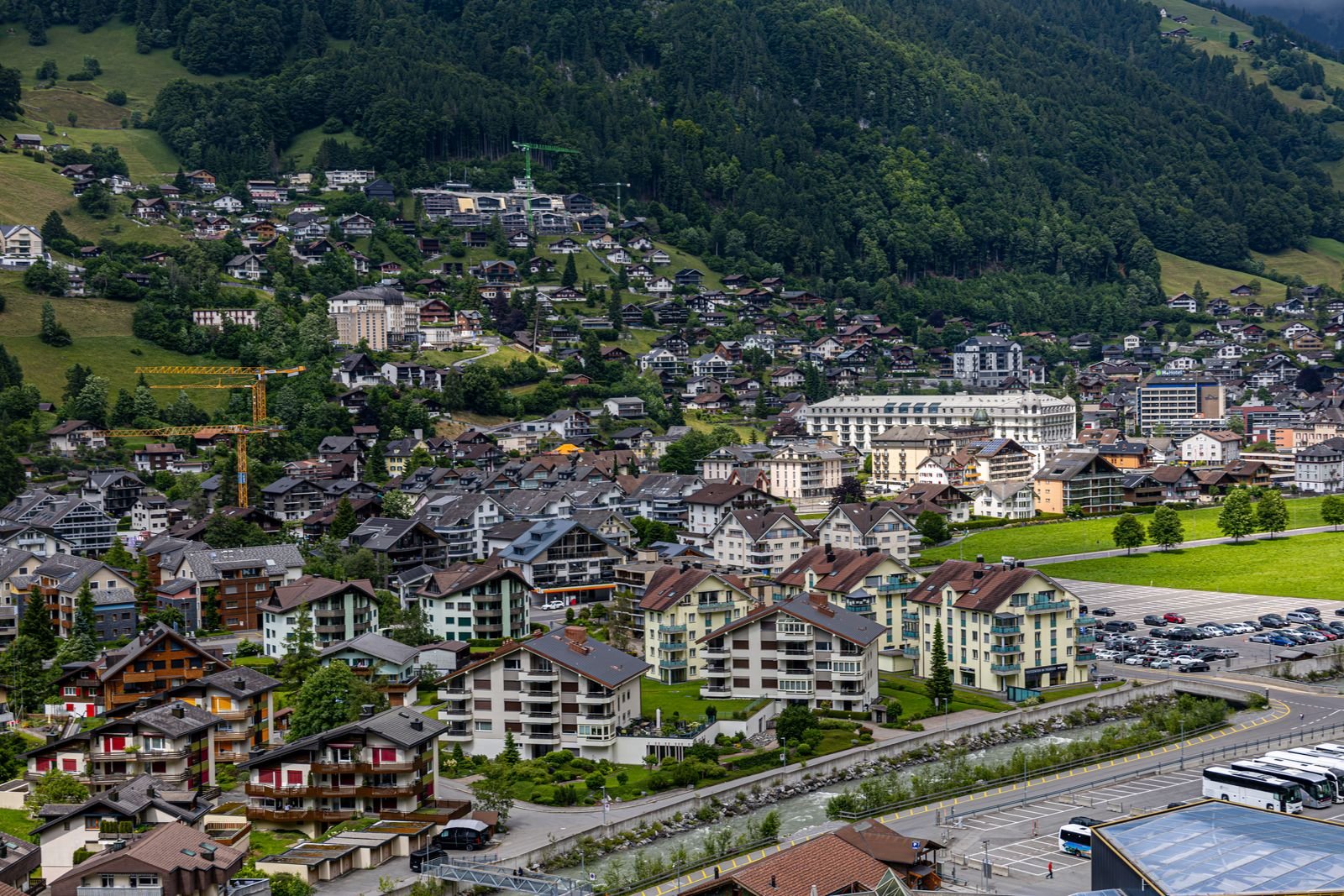 Le village d'Engelberg et ses montagnes
