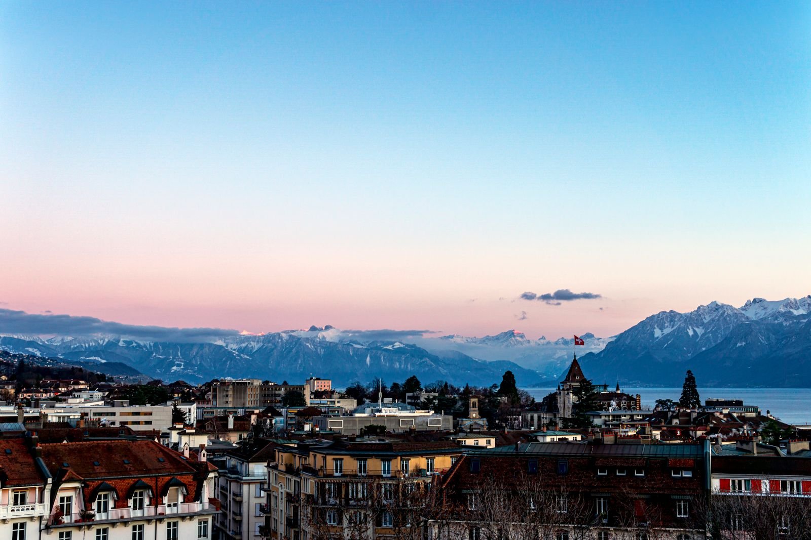 Lausanne et le Léman au coucher du soleil