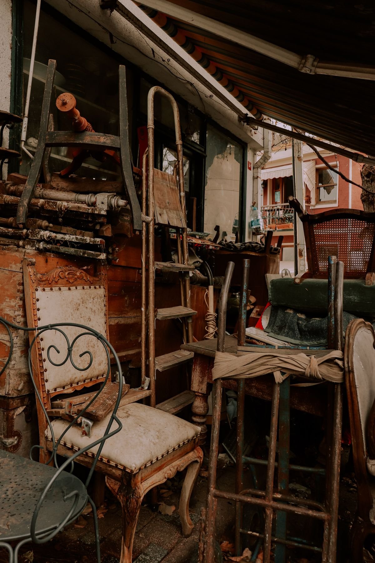 Mobilier ancien évacué lors d'un débarras