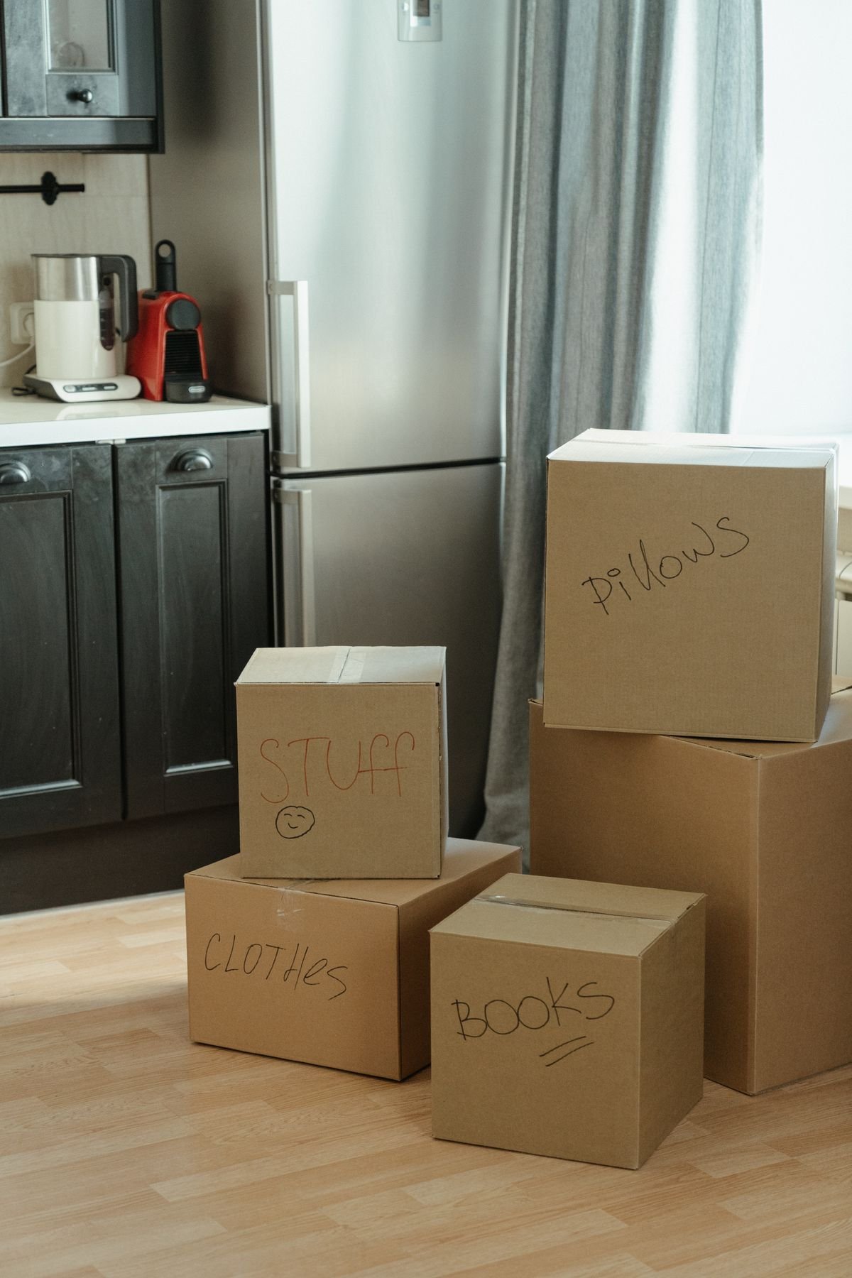 Cartons étiquetés lors d'un débarras d'appartement