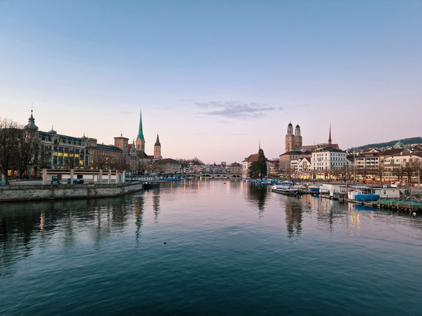 Zurich et la Limmat au crépuscule